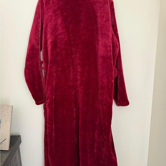 Elegant Burgundy Plush Robe - Picture 5 of 9